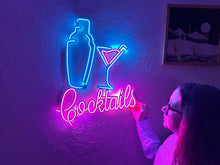 Görseli Galeri görüntüleyiciye yükleyin, Shaker and Cocktails Neon Tabela
